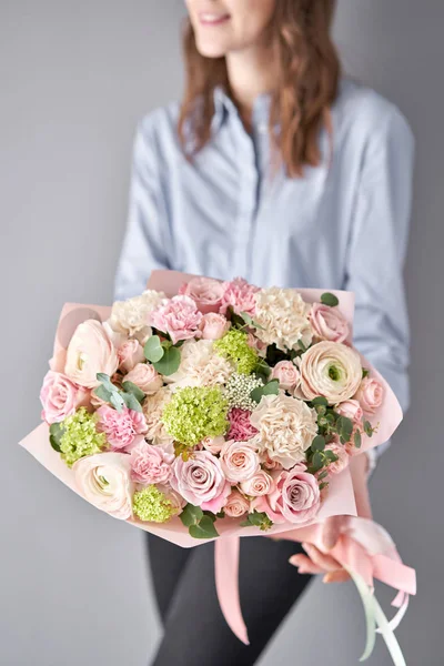 유럽의 꽃 가게. 여인들의 손에는 아름다운 혼합 꽃들의 꽃다발 이 있다. 꽃 가게의 꽃사는 사람의 작품. 아주 신선 한 꽃송이. — 스톡 사진