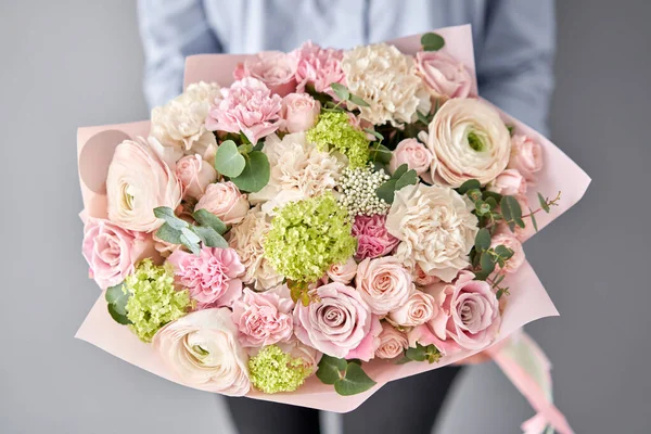 Fleuriste européen. Beau bouquet de fleurs mélangées dans les mains des femmes. le travail du fleuriste dans un magasin de fleurs. Livraison fleur fraîche coupée . — Photo