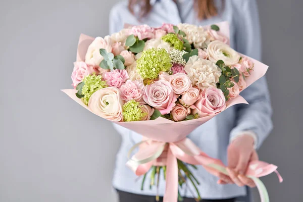 Європейський квітковий магазин. Прекрасний букет змішаних квітів у руках жінок. Робота квіткаря у квіткарні. Свіжа зрізана квітка.. — стокове фото