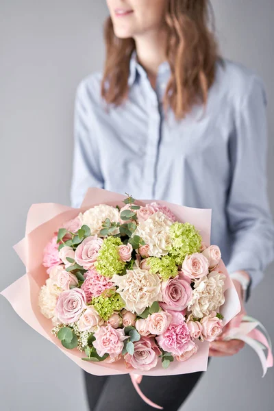 Loja floral europeia. Belo buquê de flores mistas em mãos de mulheres. o trabalho da florista em uma loja de flores. Entrega flor de corte fresco . — Fotografia de Stock