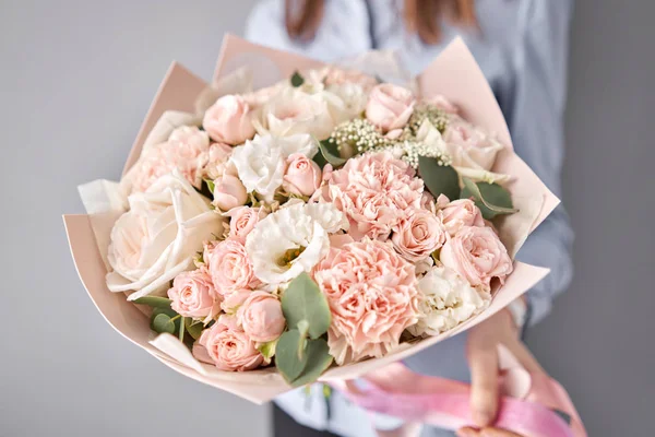 Magazin floral european. Buchet frumos de flori mixte în mâinile femeilor. Lucrarea florarului la un magazin de flori. Livrare flori proaspete tăiate . — Fotografie, imagine de stoc