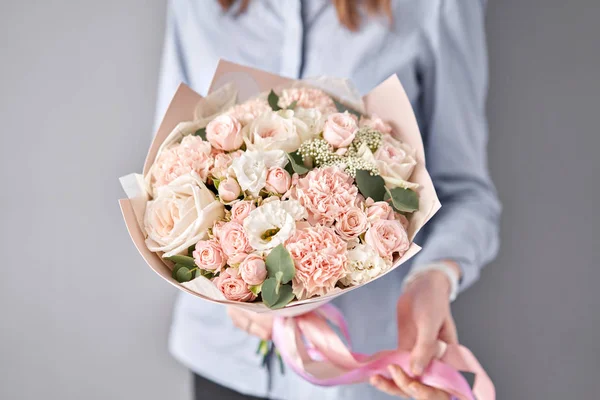 Loja floral europeia. Belo buquê de flores mistas em mãos de mulheres. o trabalho da florista em uma loja de flores. Entrega flor de corte fresco . — Fotografia de Stock