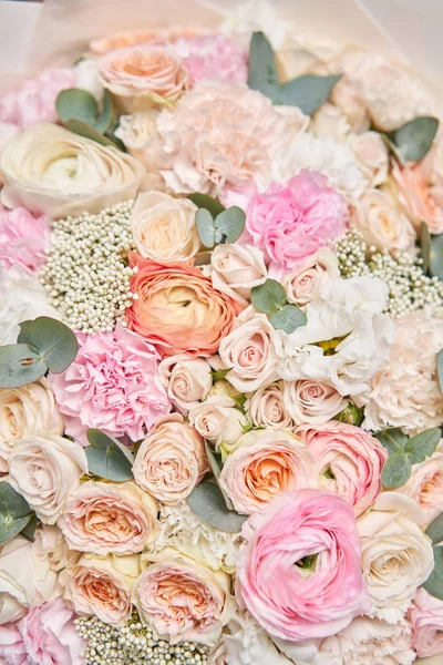 Closeup beautiful bouquet of mixed flowers. Work of the florist at a flower shop. Delivery fresh cut flower. European floral shop. — Stock Photo, Image