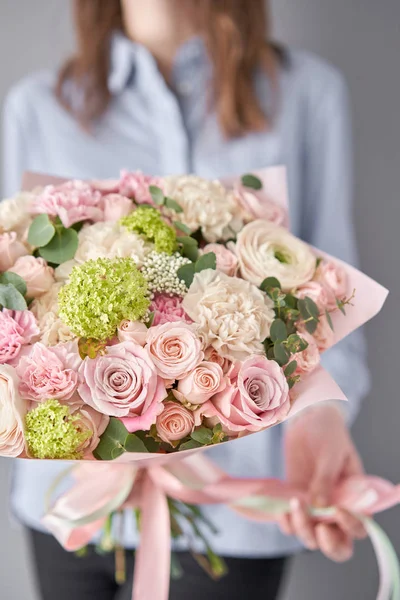Fleuriste européen. Beau bouquet de fleurs mélangées dans les mains des femmes. le travail du fleuriste dans un magasin de fleurs. Livraison fleur fraîche coupée . — Photo