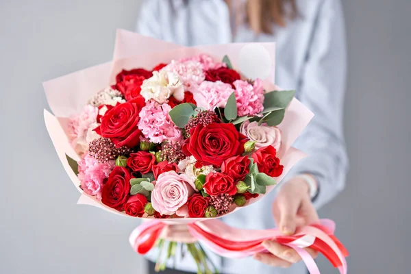 Loja floral europeia. Belo buquê de flores mistas em mãos de mulheres. o trabalho da florista em uma loja de flores. Entrega flor de corte fresco . — Fotografia de Stock