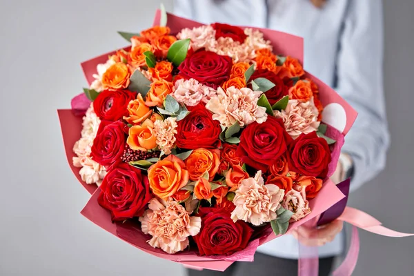 Loja floral europeia. Belo buquê de flores mistas em mãos de mulheres. o trabalho da florista em uma loja de flores. Entrega flor de corte fresco . — Fotografia de Stock