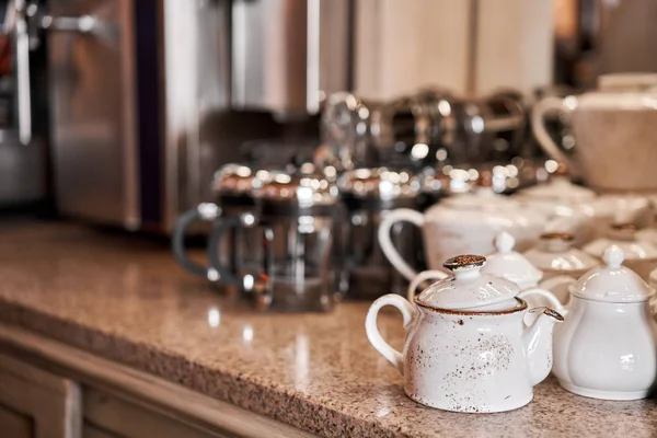 Grupo de tazas vacías y teteras en muchas filas. Vajilla para café y té en el desayuno y en el seminario . — Foto de Stock