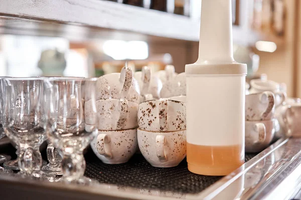 Group of empty cups and teapots in many rows. Tableware for coffee and tea in breakfast and seminar event. — Stock Photo, Image