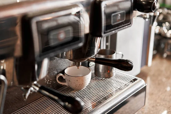 Pequeña empresa, personas y concepto de servicio. Cantinero en delantal con soporte y manipulador preparando café en la cafetería — Foto de Stock