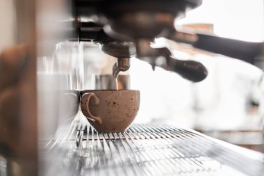 Küçük işletmeler, insanlar ve hizmet kavramı. Önlüklü barmen, kahve dükkanında kahve hazırlıyor.