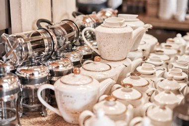 Bir sürü sıra boş bardak ve çaydanlık grubu. Kahvaltı ve seminerde kahve ve çay için sofra takımı.
