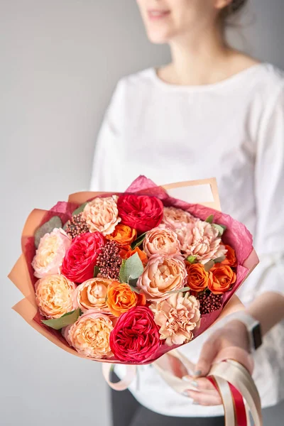 Belo buquê de flores mistas em mãos de mulheres. o trabalho da florista em uma loja de flores. Entrega flor de corte fresco. Loja floral europeia. — Fotografia de Stock