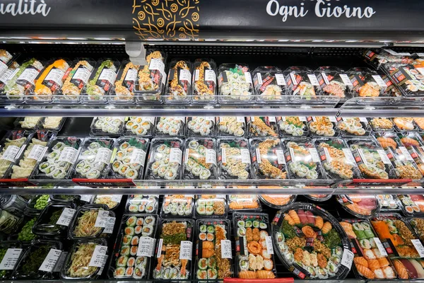 Milan, Italy - January 21 2019: sushi and rolls for sale in shop in Milan. Milan Central Station. Sapori and Dintorni Conad supermarket. — Stock Photo, Image