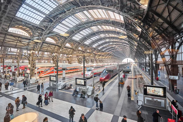 Milan, Italy - January 21 2019: Milan Central Station interior view. Modern high-speed trains at the railway Milan Central Station. Concept of travel and transport across Milan and Europe. — 스톡 사진