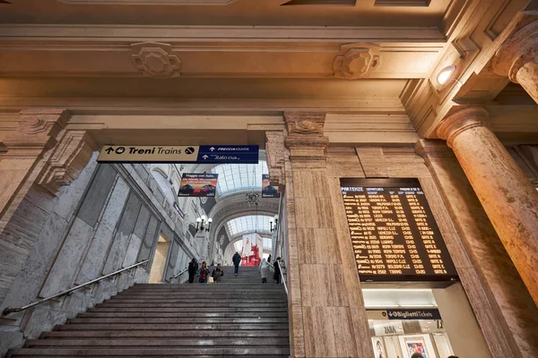 Милан, Италия - 21 января 2019 года: вид на центральный вокзал Милана. Современные скоростные поезда на железнодорожном вокзале Милана. Концепция путешествий и транспорта по Милану и Европе . — стоковое фото