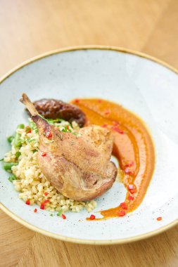 Tabak ördek budu, bulgur ve soğan reçeli. Barbekü lokantası menüsü, bir dizi farklı etin fotoğrafları.