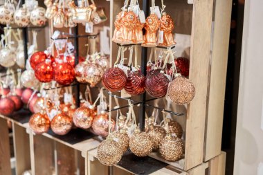 Dekor pazarı. Mağazada bir sürü Noel süsü var. Yılbaşı ağacı için Noel alışverişi.