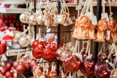 Dekor pazarı. Mağazada bir sürü Noel süsü var. Yılbaşı ağacı için Noel alışverişi.