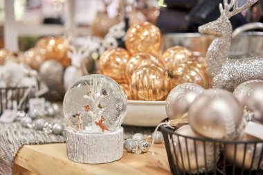Dekor pazarı. Mağazada bir sürü Noel süsü var. Yılbaşı ağacı için Noel alışverişi.