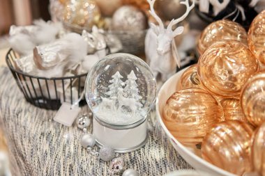 Dekor pazarı. Mağazada bir sürü Noel süsü var. Yılbaşı ağacı için Noel alışverişi.