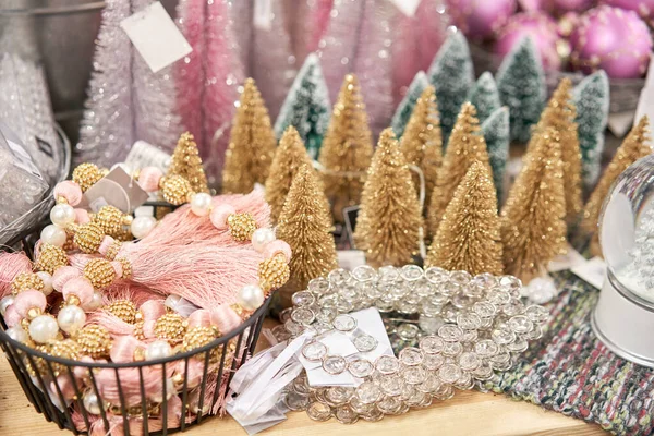 Μικρά πολύχρωμα χριστουγεννιάτικα δέντρα. Πολλά χριστουγεννιάτικα στολίδια στο κατάστημα. Χριστουγεννιάτικα ψώνια για το δέντρο της Πρωτοχρονιάς. Χριστουγεννιάτικη αγορά — Φωτογραφία Αρχείου