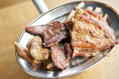 Kömürde kızartılmış çeşitli et setleri. Barbekü restoranı menüsü. Masada bir sürü farklı yemek var. Akşam yemeği ya da ziyafet.