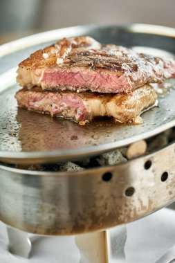 Izgara çizgili biftek. Striptiz bifteği, aynı zamanda New York bifteği. Tahta bir tahtanın üzerinde hizmet veriyor. Barbekü restoran menüsü.