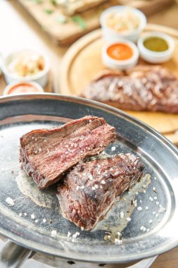 Izgara fileto biftek. İkiye bölünmüş bir parça et. Barbekü restoranı menüsü. Metal bir tabakta, kömürle. Chateaubriand bifteği