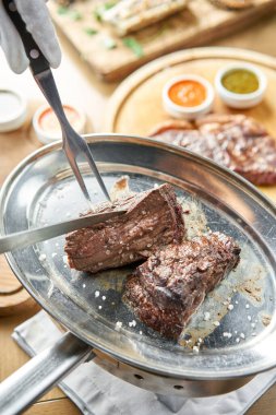 Izgara fileto biftek. İkiye bölünmüş bir parça et. Barbekü restoranı menüsü. Metal bir tabakta, kömürle. Chateaubriand bifteği