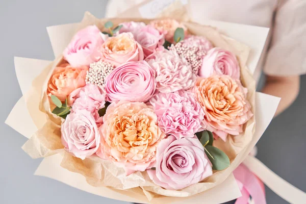 Europejski kwiaciarnia. Piękny bukiet mieszanych kwiatów w rękach kobiet. pracy kwiaciarni w kwiaciarni. Dostawa świeży cięty kwiat. — Zdjęcie stockowe