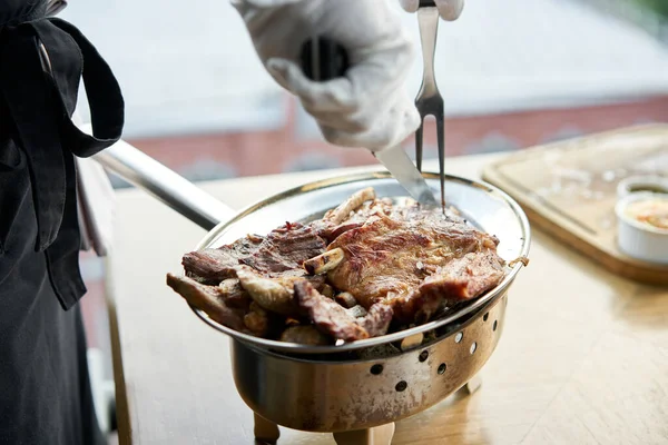 Официант режет ножом. Различные наборы мяса на гриле. Меню ресторана "Барбекю", серия фотографий разных мясных блюд . — стоковое фото