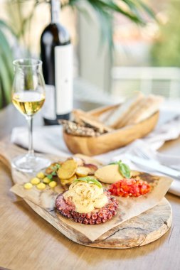 Kızarmış ahtapot Bbq ve fırında patates ve bir bardak Grapa. Tahta tabak. Restoran menüsü