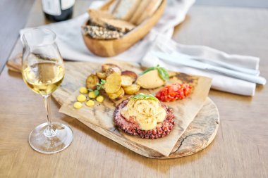 Kızarmış ahtapot Bbq ve fırında patates ve bir bardak Grapa. Tahta tabak. Restoran menüsü