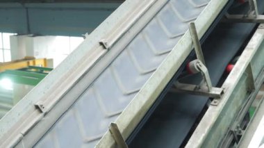 Karıştırıcıdaki malzemelerin taşıyıcı bandı. House-Building fabrikasının atölyesinde çalışanlar. Endüstriyel iç mekan. Beton fabrikası.