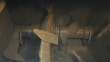 Büyük endüstriyel karıştırıcı, sıvı çimento ile karıştırmak için House-Building fabrikasının atölyesindeki işçiler. Endüstriyel iç mekan. Beton fabrikası.
