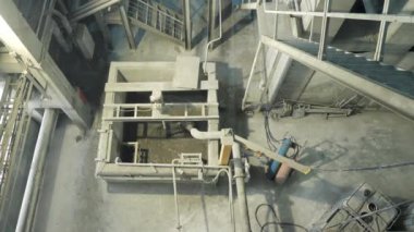 Büyük endüstriyel karıştırıcı, sıvı çimento ile karıştırmak için House-Building fabrikasının atölyesindeki işçiler. Endüstriyel iç mekan. Beton fabrikası.