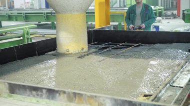 Nizhny Novgorod, Rusya - 30 Ekim 2019. Bitki Km Precast. Büyük bir uzaktan kumandalı makine betonu form olarak doldurur. House-Building fabrikasının atölyesinde çalışanlar. Endüstriyel iç.