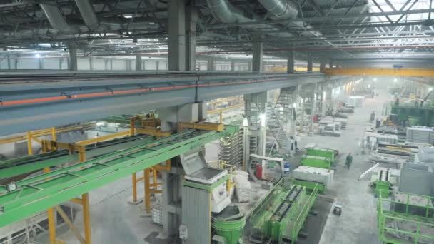 Nizhny Novgorod, Rusia - 30 de octubre de 2019. Planta KM PRECAST. Trabajadores en el taller de la planta de construcción de casas. Interior industrial. Planta de hormigón . — Vídeos de Stock