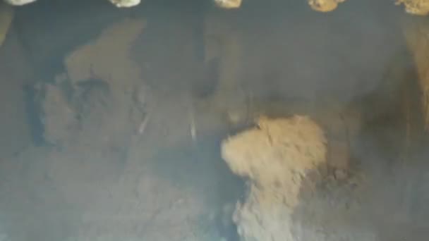 Grand mélangeur industriel, pour mélanger les ingrédients dans le ciment liquide.. Travailleurs dans l'atelier de l'usine de construction de maison. Intérieur industriel. Usine de béton .