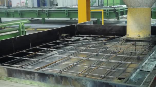 Nizjni Novgorod, Rusland - 30 oktober 2019. Plant Km Precast. Werknemers in de werkplaats van de woningbouwfabriek. Industrieel interieur. Betoninstallatie. — Stockvideo