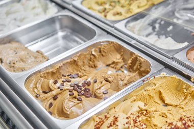 Kahve dondurması. Roma, İtalya 'da çeşitli dondurmalar. İtalyan gelateria 'sı. Cafe Showcase 'de renkli dondurma çeşitleri. Doğal taze dondurma..