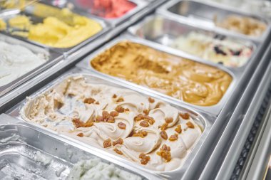 Kuru üzümlü dondurma ile meyve. Roma, İtalya 'da çeşitli dondurmalar. İtalyan gelateria 'sı. Cafe Showcase 'de renkli dondurma çeşitleri. Doğal taze dondurma..