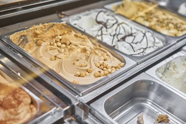 Ceviz ve fındıklı dondurma. Roma, İtalya 'da çeşitli dondurmalar. İtalyan gelateria 'sı. Cafe Showcase 'de renkli dondurma çeşitleri. Doğal taze dondurma..