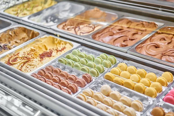 Διανομή πολύχρωμων αμυγδαλών στην βιτρίνα του καφέ. Ποικιλία γεύσεων μακάρων. Γλυκά κέικ αμυγδάλου στο κατάστημα. Ιταλική ζελατέρια. — Φωτογραφία Αρχείου