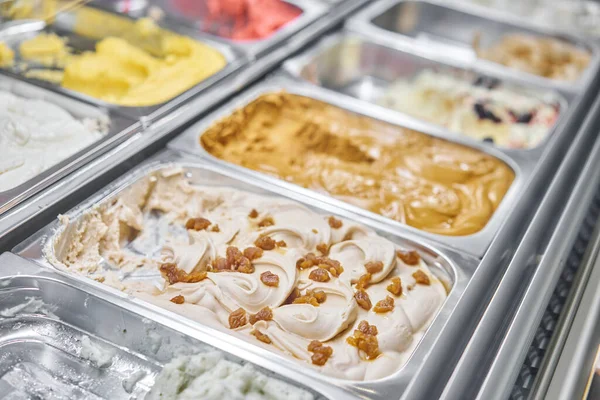 Φρούτα με σταφίδες Gelato. Γεύση διάφορα παγωτά στη Ρώμη, Ιταλία. Ιταλική ζελατέρια. Διανομή πολύχρωμου παγωτού σε καφετέρια βιτρίνα. Φυσικό φρέσκο παγωτό. — Φωτογραφία Αρχείου