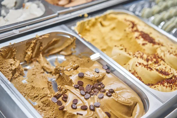Τζελάτο καφέ. Γεύση διάφορα παγωτά στη Ρώμη, Ιταλία. Ιταλική ζελατέρια. Διανομή πολύχρωμου παγωτού σε καφετέρια βιτρίνα. Φυσικό φρέσκο παγωτό. — Φωτογραφία Αρχείου