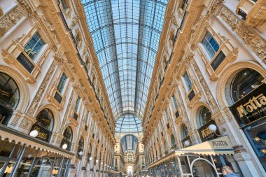 Milan, İtalya - 21 Ocak 2019: Milano 'da sanat galerisi. Galleria Vittorio Emanuele II, İtalya