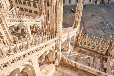 Milan, İtalya - 21 Ocak 2019: Eski Gotik kulelerin muhteşem manzarası. Güneşli bir günde, İtalya 'daki Milan Katedrali' nin çatısı. Milan Katedrali veya Duomo di Milano Milano, Milano 'nun bir numaralı turistik merkezi..