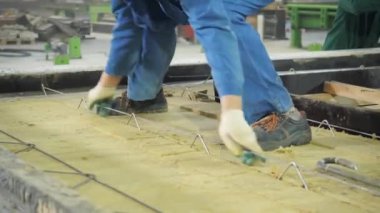 Beton sandviç paneline termal yalıtım yükleyin. House-Building fabrikasının atölyesinde çalışanlar. Beton fabrikası.