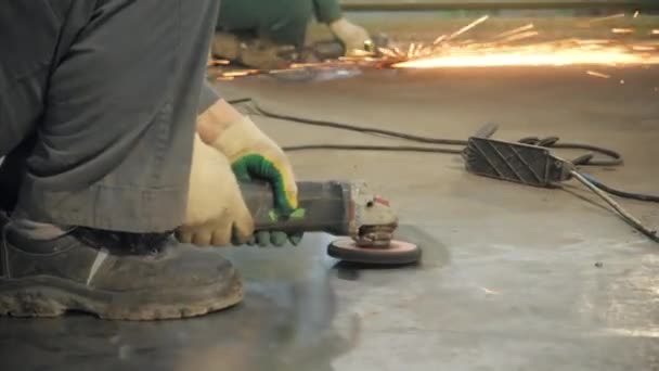 Les travailleurs avec meuleuse protège la surface métallique. Travailleurs dans l'atelier de l'usine de construction de la maison. Intérieur industriel. Usine de béton . — Video